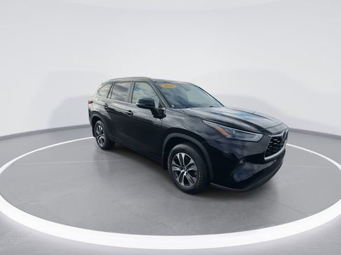 Used 2023 Toyota Highlander XLE image 2