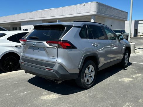 Used 2021 Toyota RAV4 LE AWD/4WD image 5