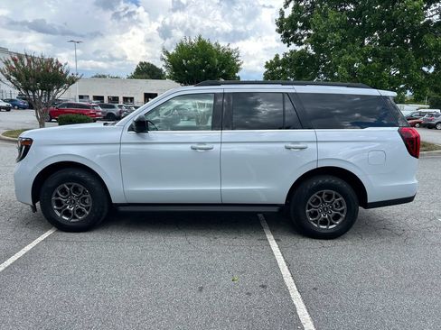 Used 2025 Ford Expedition Active RWD image 2