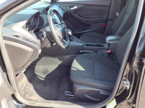Used 2017 Ford Focus SE w/ Cold Weather Package FWD image 3