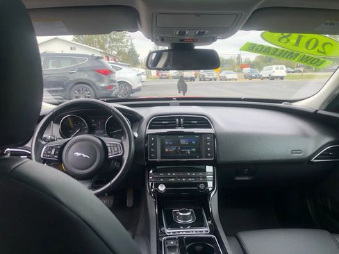 Used 2018 Jaguar XE Premium RWD image 26