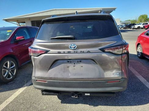 Used 2024 Toyota Sienna XLE w/ XLE Plus Package FWD image 5