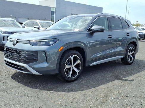 New 2026 Volkswagen Tiguan SE image 2