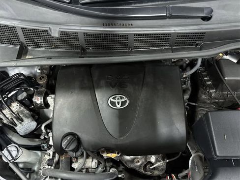 Used 2017 Toyota Sienna Limited Premium image 12