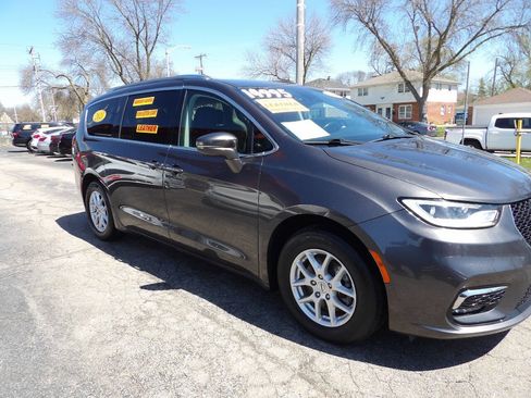 Used 2021 Chrysler Pacifica Touring-L FWD image 3
