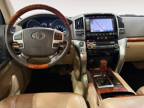 Used 2013 Toyota Land Cruiser image 11
