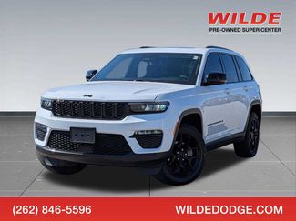 Used 2023 Jeep Grand Cherokee Limited w/ Black Appearance Package AWD/4WD video 1