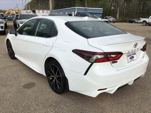 Used 2021 Toyota Camry SE image 9