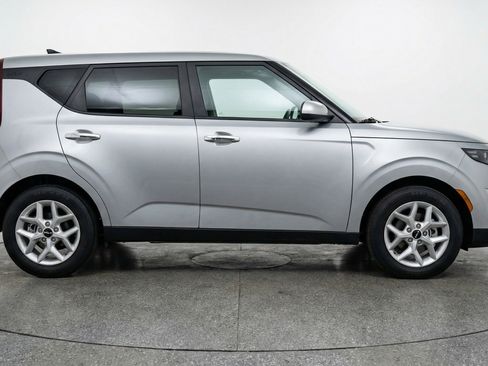 Used 2025 Kia Soul LX w/ LX Technology Package image 11