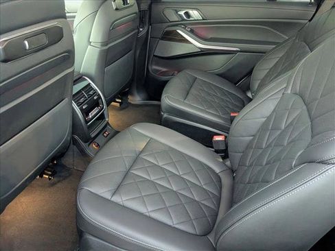 Used 2025 BMW X7 xDrive40i w/ M Sport Package image 19