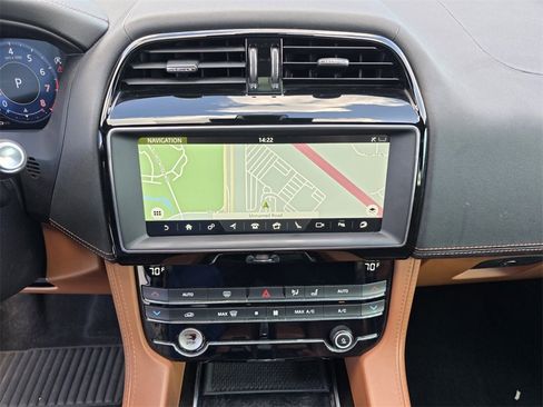 Used 2020 Jaguar F-PACE SVR image 24