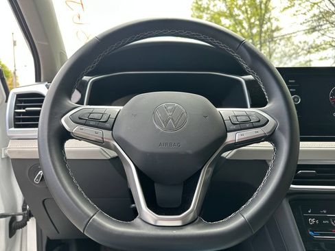 Certified 2025 Volkswagen Taos SE AWD/4WD image 7