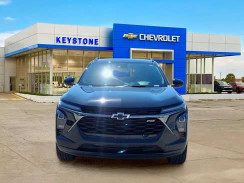 Used 2025 Chevrolet Trax RS FWD image 2