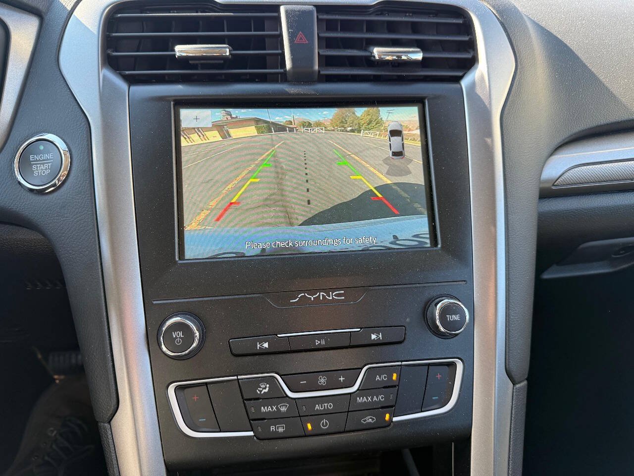 Used 2020 Ford Fusion SE FWD image 12