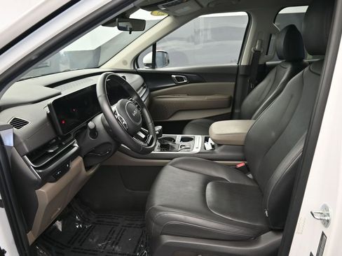Used 2025 Kia Carnival FWD image 15