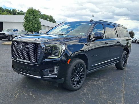Used 2023 GMC Yukon XL Denali Ultimate AWD/4WD image 4