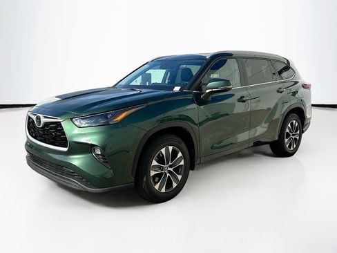 Used 2024 Toyota Highlander XLE image 3
