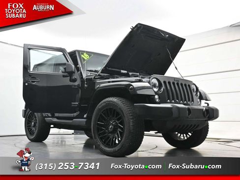 Used 2018 Jeep Wrangler Sahara w/ Dual Top Group AWD/4WD image 38