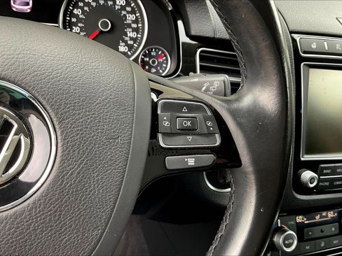 Used 2016 Volkswagen Touareg Sport image 19