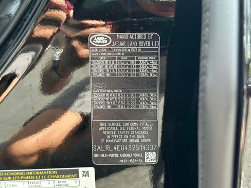 New 2025 Land Rover Discovery Dynamic SE image 27