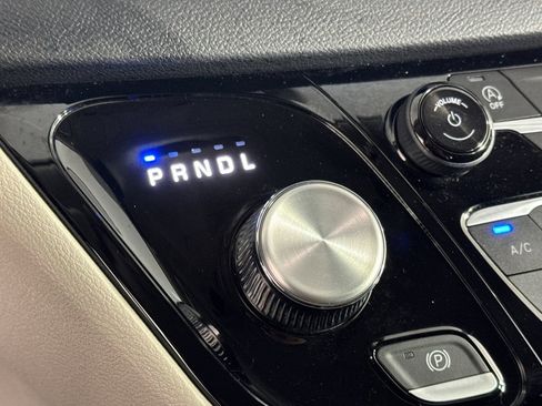 Used 2023 Chrysler Pacifica Touring-L FWD image 19
