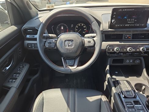 Used 2025 Honda Pilot TrailSport image 14