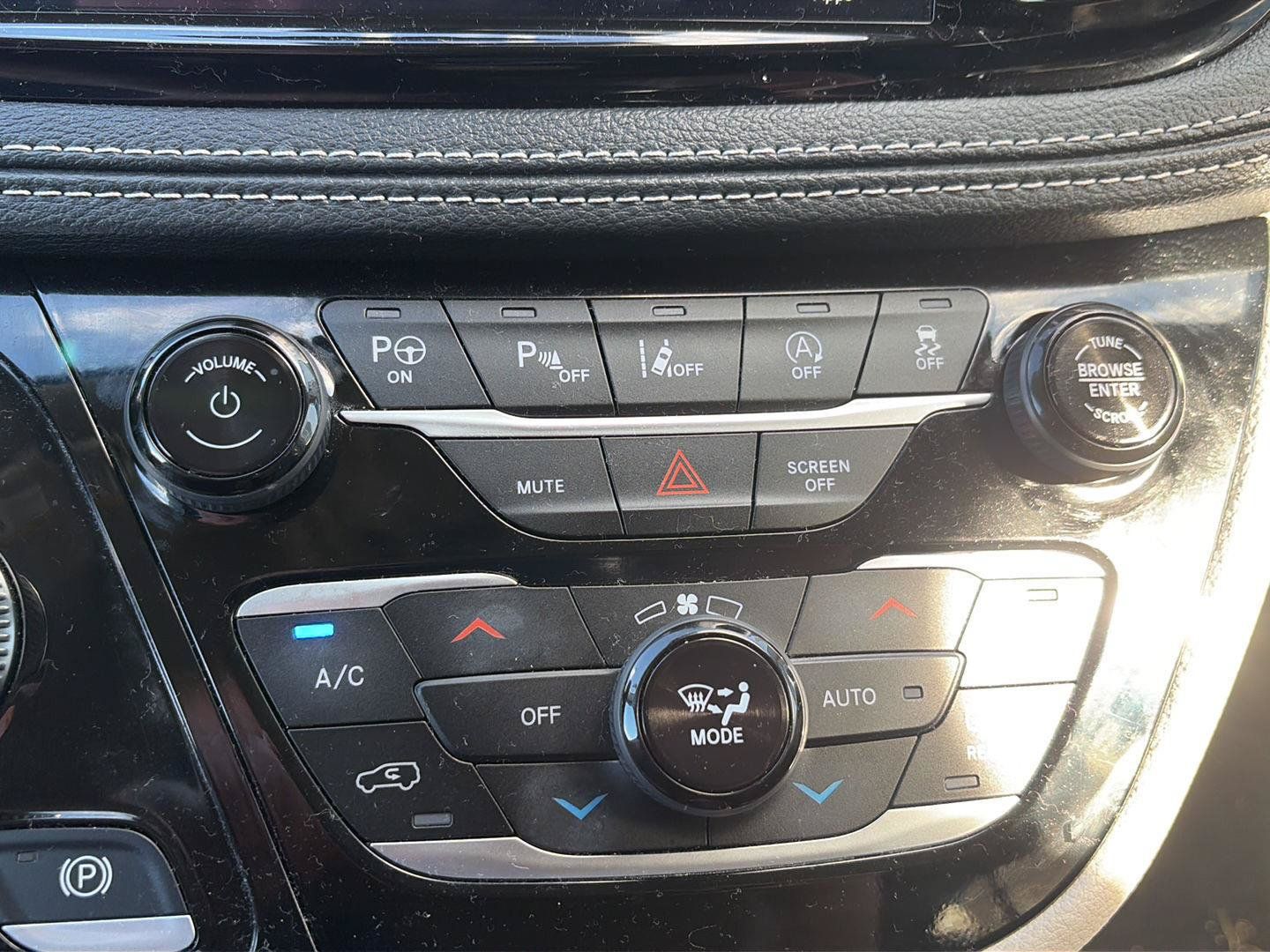 Used 2024 Chrysler Pacifica Touring-L FWD image 13