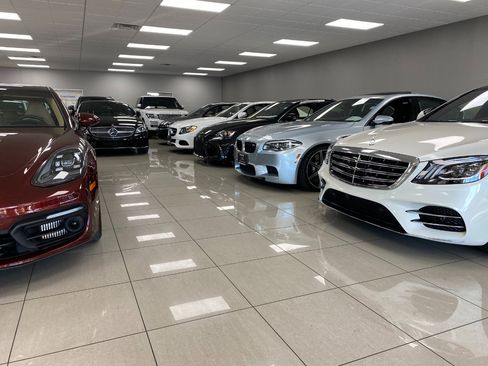 Used 2017 Mercedes-Benz E 300 4MATIC image 35