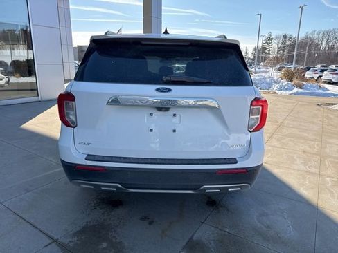 Used 2024 Ford Explorer XLT w/ Equipment Group 202A image 6