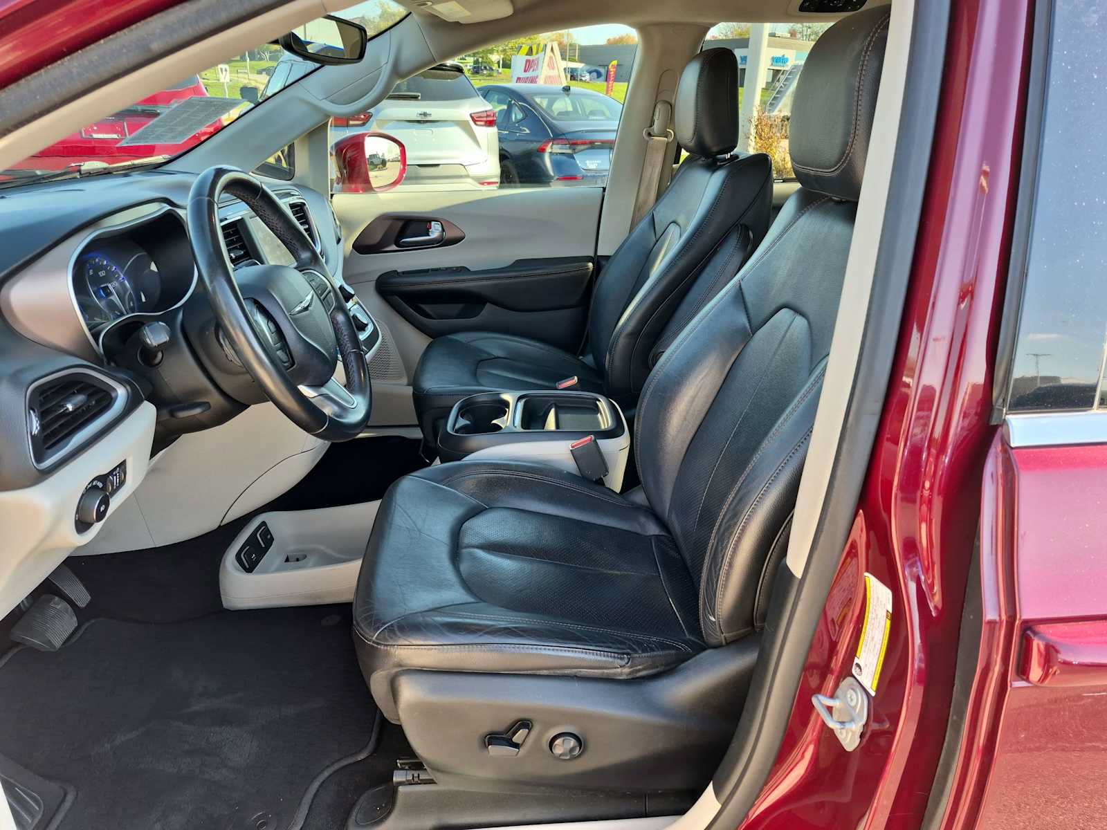 Used 2018 Chrysler Pacifica Touring-L FWD image 15
