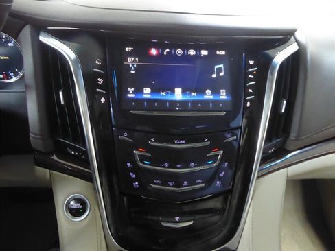 Used 2016 Cadillac Escalade Luxury AWD/4WD image 12