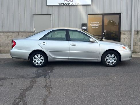 Used 2004 Toyota Camry LE FWD image 2