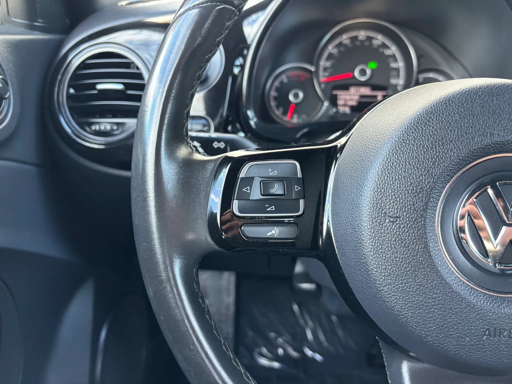 Used 2018 Volkswagen Beetle 2.0T S FWD image 18