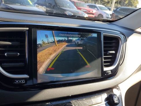 Used 2024 Chrysler Pacifica Touring-L image 21