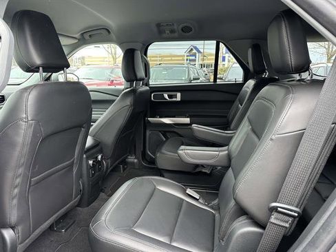 Used 2022 Ford Explorer XLT w/ Equipment Group 202A image 10