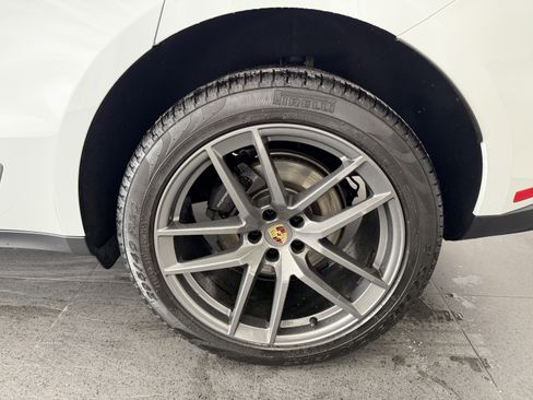 Certified 2025 Porsche Macan image 11