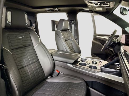 Used 2025 Cadillac Escalade ESV V w/ LPO, ONYX Package AWD/4WD image 39