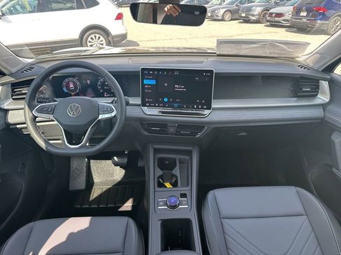 New 2025 Volkswagen Tiguan SE image 12
