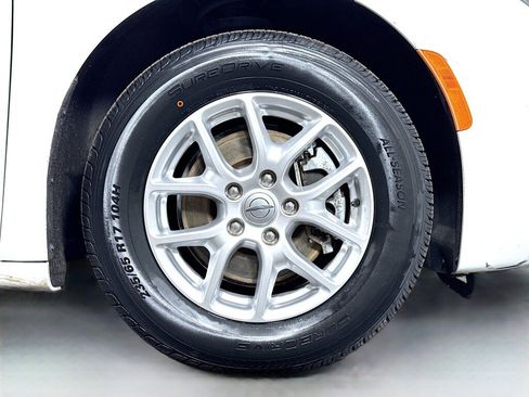 Used 2022 Chrysler Voyager LX image 40