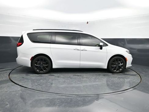 Used 2023 Chrysler Pacifica Touring-L w/ S Appearance Package image 11