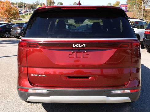 Used 2024 Kia Carnival LX image 3