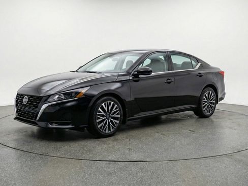 Used 2025 Nissan Altima 2.5 SV image 3