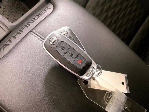 Used 2024 Nissan Pathfinder S image 14