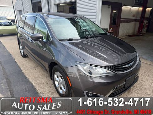 Used 2017 Chrysler Pacifica Touring Plus FWD image 1