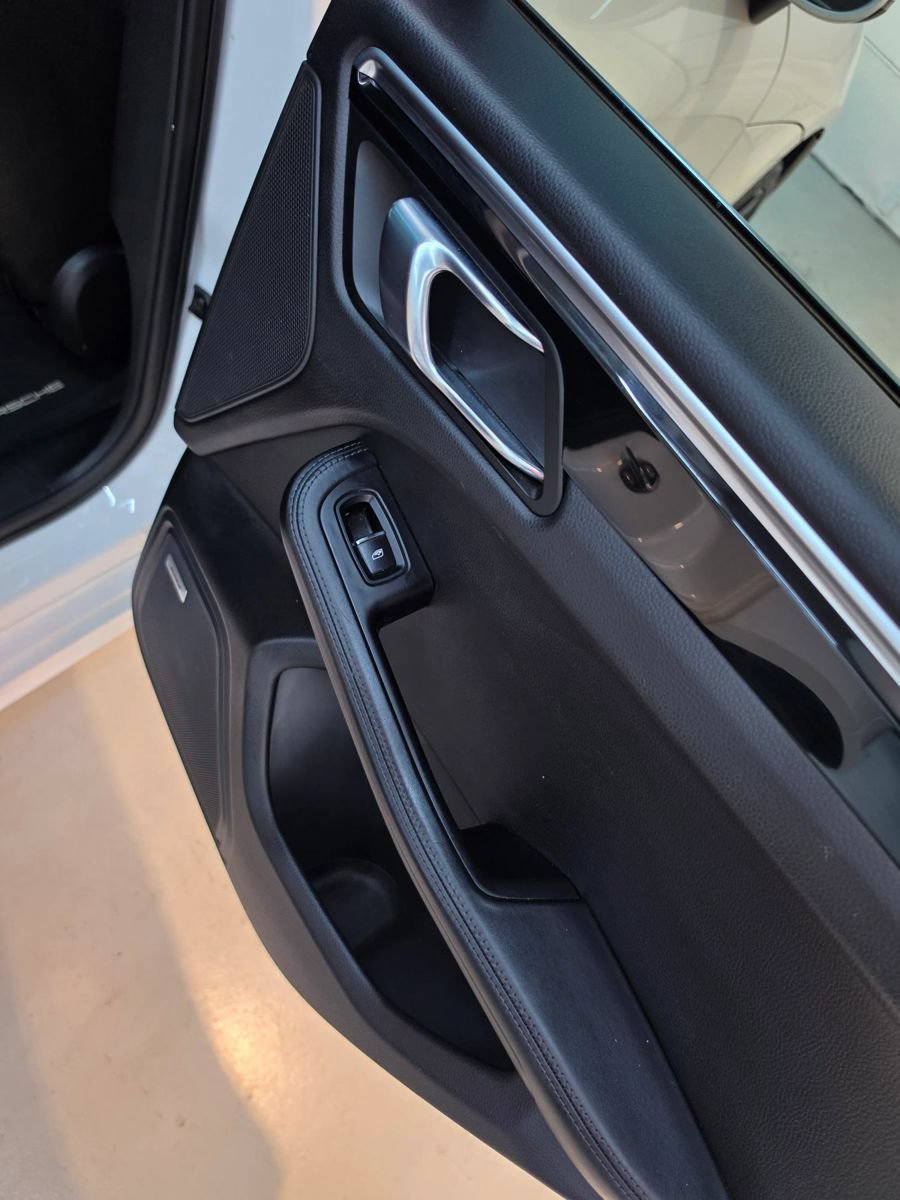 Used 2018 Porsche Macan Turbo w/ Premium Package Plus AWD/4WD image 36