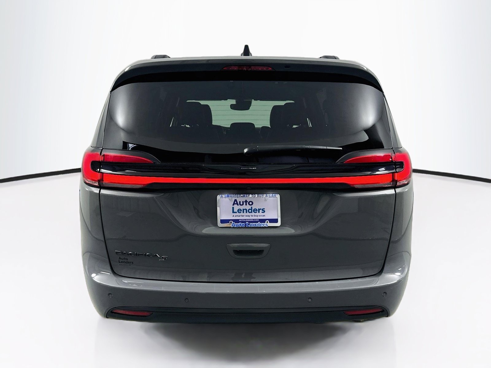 Used 2023 Chrysler Pacifica Touring-L w/ Uconnect Theater Family Group FWD image 6