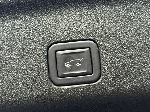 Used 2024 GMC Yukon XL SLT AWD/4WD image 13