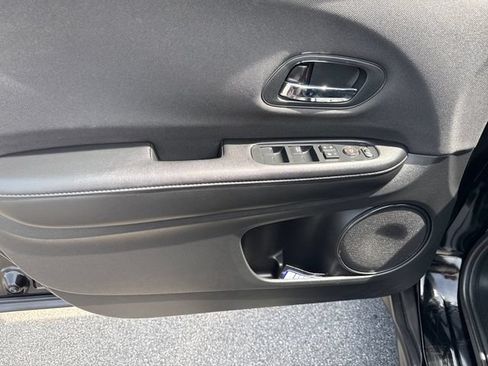 Used 2022 Honda HR-V LX image 9