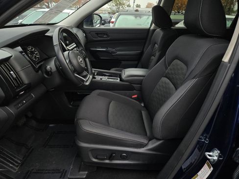 Used 2024 Nissan Pathfinder SV image 16