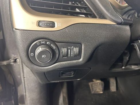 Used 2015 Jeep Cherokee Latitude w/ Cold Weather Group image 20